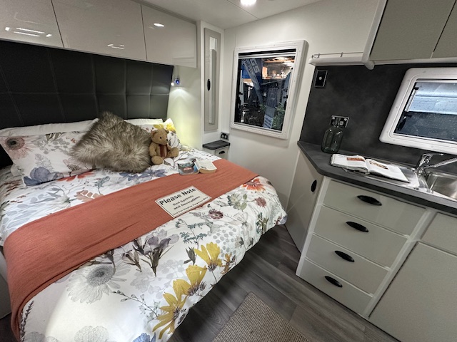 18’ Paramount Signature Series double bed
