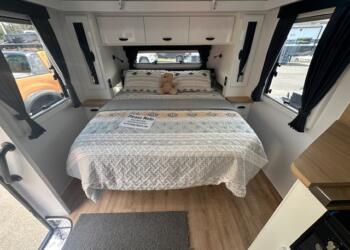 18’6 Paramount Thunder Pop Top double bed