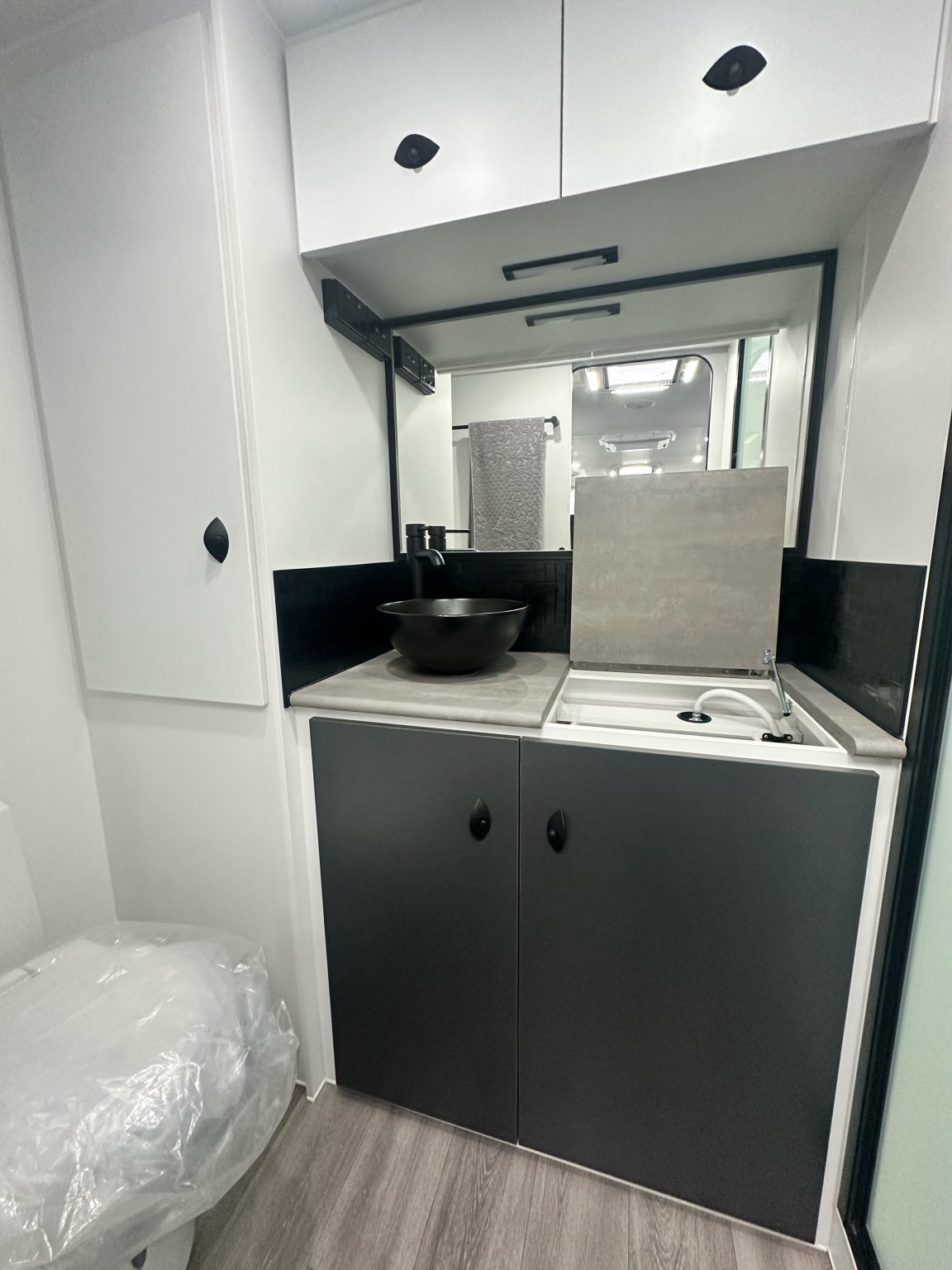 20’ Highclere Chateau Tandem exterior side with entrance|20’ Highclere Chateau Tandem specification label|20’ Highclere Chateau Tandem cupboards|20’ Highclere Chateau Tandem bathroom washing machine|20’ Highclere Chateau Tandem kitchen pantry|20’ Highclere Chateau Tandem sitting area|20’ Highclere Chateau Tandem suspension|20’ Highclere Chateau Tandem exterior front with gas tanks|20’ Highclere Chateau Tandem exterior plugs|20’ Highclere Chateau Tandem kitchen