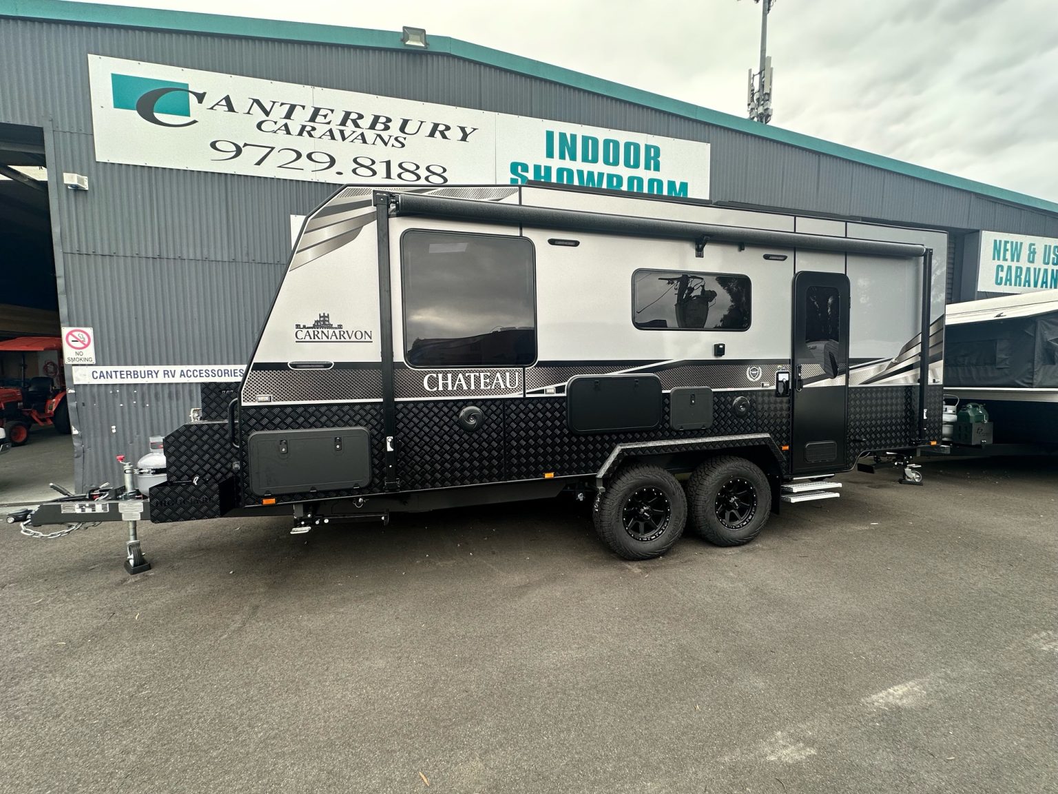 20’ Highclere Chateau Tandem exterior side with entrance|20’ Highclere Chateau Tandem specification label|20’ Highclere Chateau Tandem cupboards|20’ Highclere Chateau Tandem bathroom washing machine|20’ Highclere Chateau Tandem kitchen pantry|20’ Highclere Chateau Tandem sitting area|20’ Highclere Chateau Tandem suspension|20’ Highclere Chateau Tandem exterior front with gas tanks|20’ Highclere Chateau Tandem exterior plugs|20’ Highclere Chateau Tandem kitchen