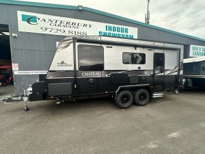 20’ Highclere Chateau Tandem exterior side with entrance|20’ Highclere Chateau Tandem specification label|20’ Highclere Chateau Tandem cupboards|20’ Highclere Chateau Tandem bathroom washing machine|20’ Highclere Chateau Tandem kitchen pantry|20’ Highclere Chateau Tandem sitting area|20’ Highclere Chateau Tandem suspension|20’ Highclere Chateau Tandem exterior front with gas tanks|20’ Highclere Chateau Tandem exterior plugs|20’ Highclere Chateau Tandem kitchen