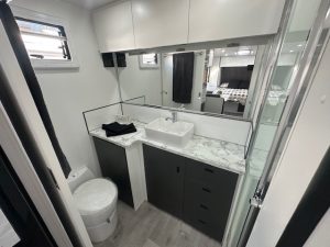 18'8 Highclere Little Cote - bathroom
