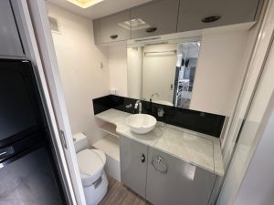 2021 20' Viscount V3 - bathroom with toilet